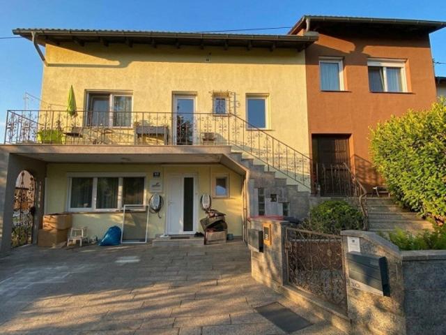 Technik & Lifestyle: Zweifamilienhaus mit PV & Wellness
