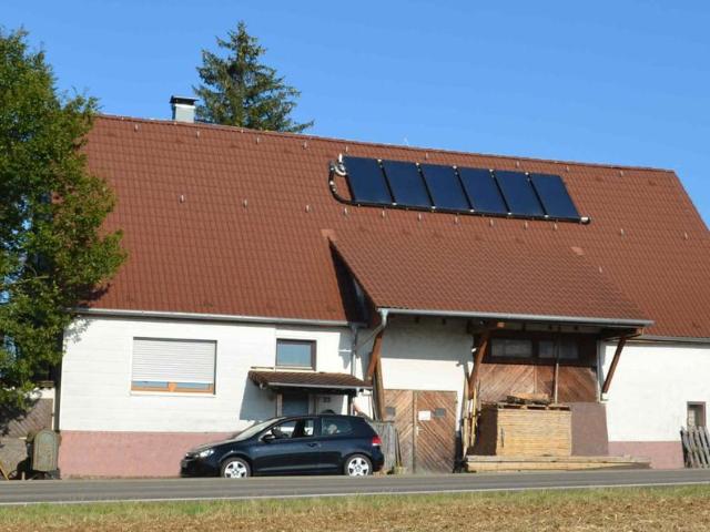Teil renoviertes Bauernhaus mit großer Scheune und Werkstatt