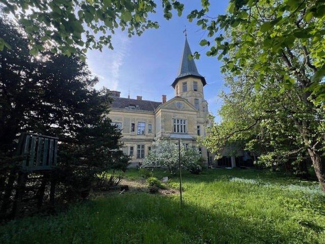 TEILBARES GRUNDSTÜCK MIT HISTORISCHER VILLA ROSENTHAL UND GEWERBETRAKT