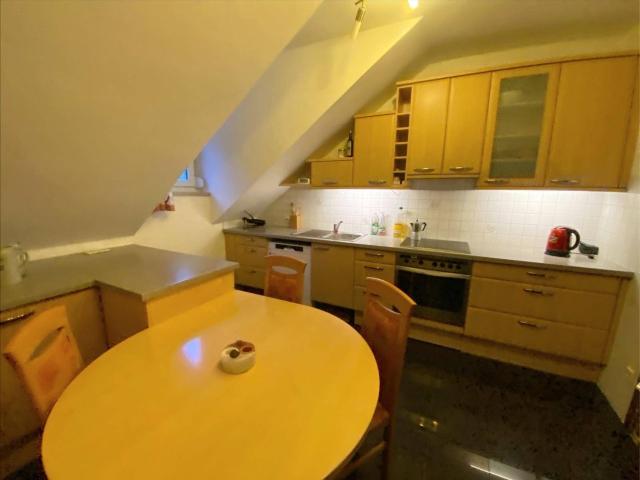 Teilmöblierte 3 Zimmer Dachgeschosswohnung mit Balkon und Keller