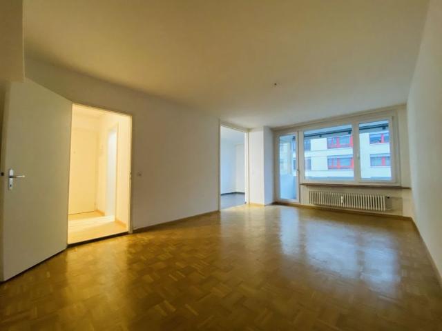 Teilsanierte 3.5 Zi. Wohnung mit 2 Balkonen, Lift und Keller