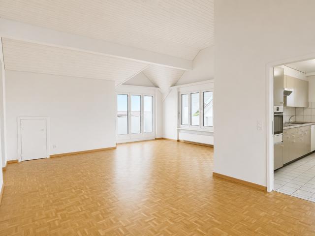Teilsanierte 3.5 Zimmer Dachwohnung mit 3 Balkonen