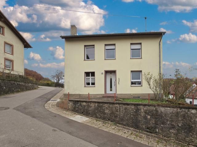 Teilsaniertes Bauernhaus mit großer Scheune und Garage in Silwingen
