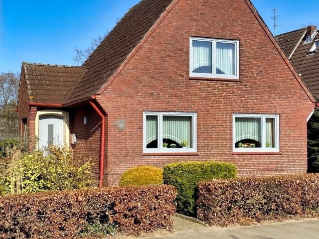 Teilsaniertes Einfamilienhaus mit Garten