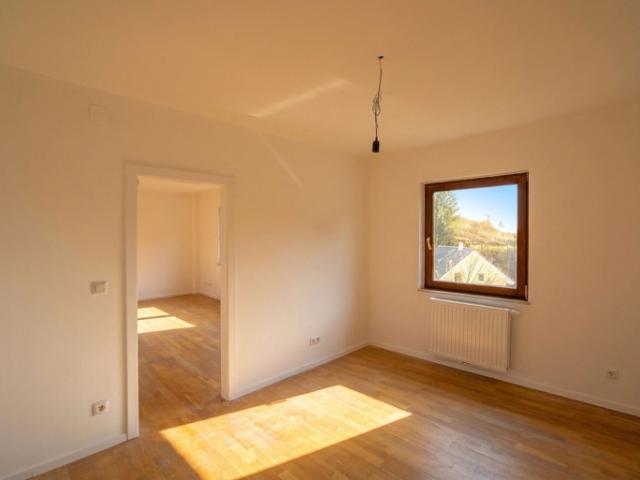 Teilsaniertes Wohnhaus mit viel Platz, Grünblick und Entwicklungspotenzial in Zentrumsnähe