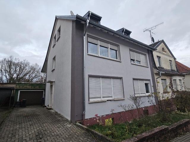 teilsaniertes 1 2 Familienhaus / Garage in Dudweiler