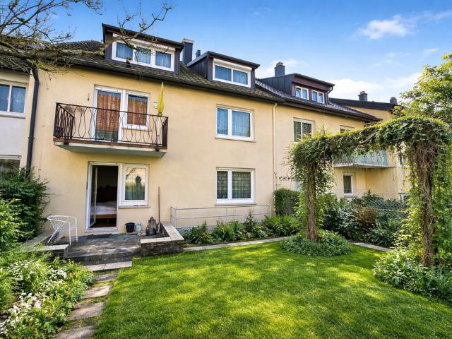 Teilrenoviertes 2 3 Familienhaus mit 2 Balkonen, Terrasse und Garten in bevorzugter Lage