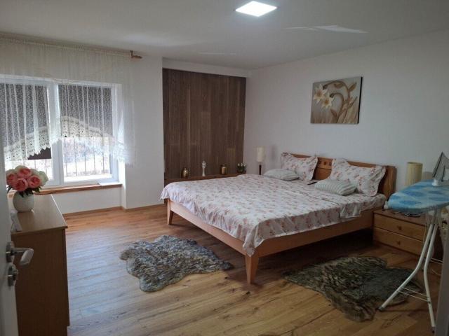 Preissenkung: Teilrenoviertes Mehrparteienhaus mit 4 Wohnungen und 4 Garagen in Leoben zu kaufen !