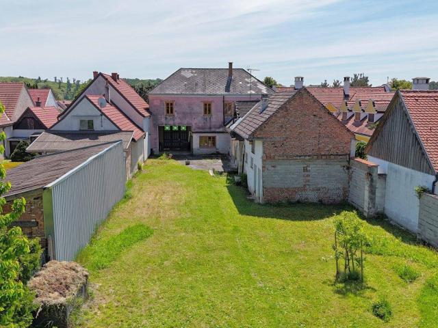 teilweise saniertes Einfamilienhaus mit traumhaftem Garten