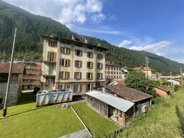 Teilweise renovierte Anlageimmobilie auf fünf Ebenen mit Renditepotenzial / Immobile d'investimento di 5 livelli con potenziale di rendimento