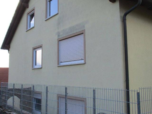 Teilvermietetes Dreifamilienhaus in Oerlenbach, OT mit 2 Doppelgaragen und 2 Kfz Stellplätzen