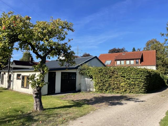 Teilvermietetes Zweifamilienhaus inkl. Baugrundstück in Schwanewede Beckedorf zu verkaufen