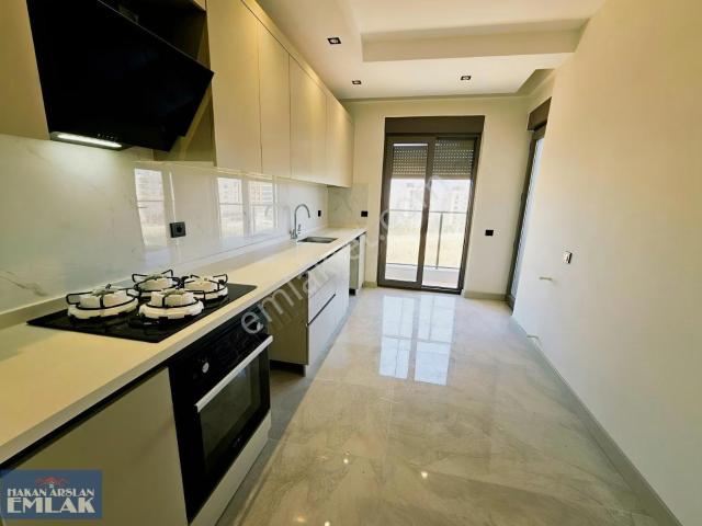 Tek Blok'da Havuzlu Deniz Manzaralı 3 Cepheli 2+1 Kiralık Daire