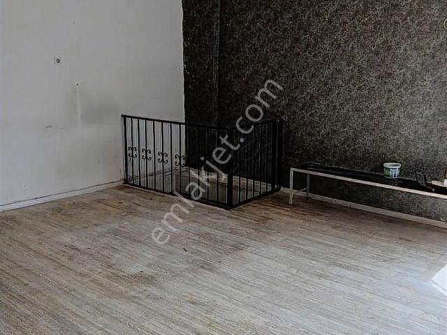 Tek Mezar Camii Civarında Satılık Dükkan