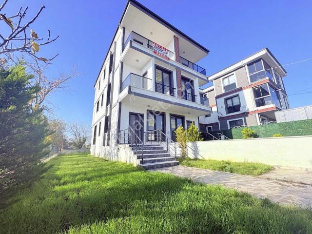 Tekirdağ/yeniçiftlik Müstakil İskanlı Bahçeli 4+1 Satılık Villa