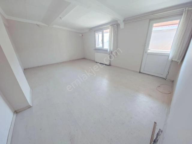 Tepebaşı Camii'ne Cemil Cad Yakin 3.kat 4+1 180 M2 Banyo Wc Ayri