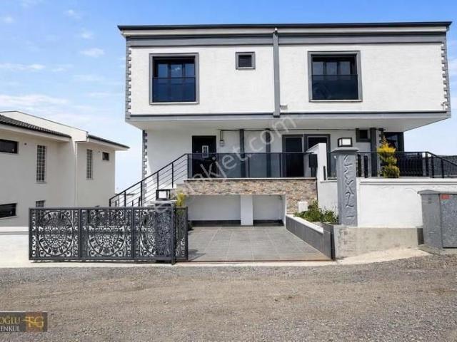 Terzioğlu'ndan Burhaniye İskelede Deniz Manzaralı Deluxe4+1villa