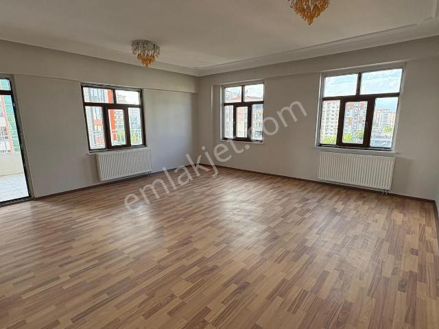 Teras Katlı 5+1 Masraflı Satılık Daire