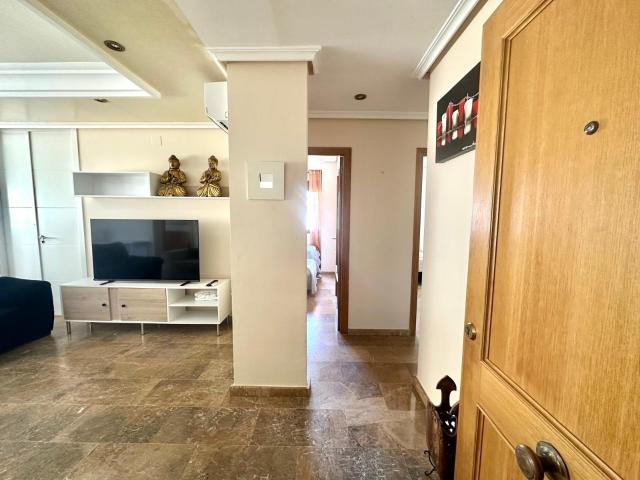 GRANDE APARTAMENTO DE 4 DORM. 2 BAÑOS. A 400 METROS DEL PUERT0 DE TORREVIEJA CON 130 M2. Y GRAN TERRAZA