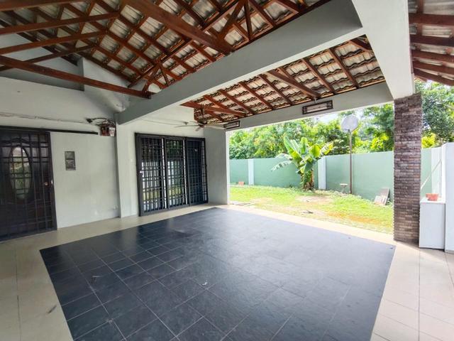 Teres 2 Tingkat Corner Lot Taman Dahlia Salak Tinggi
