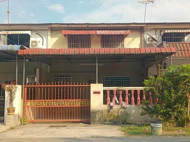 Teres 2 tingkat Taman Bintang Pantai Remis Perak Depan padang