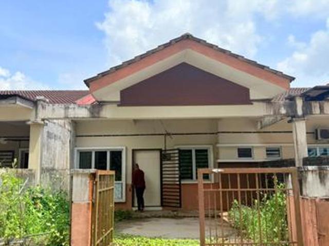 Teres Setingkat Taman DMarina near to Tanjung Lumpur