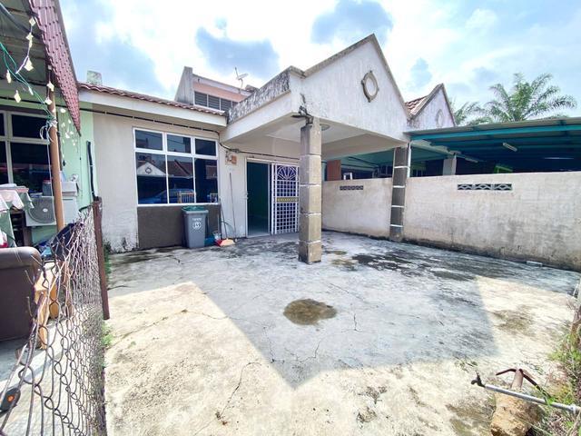 Teres Setingkat Taman Seri Pertama sebatu