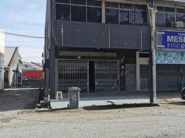 Terletak di tepi jalan utama Taman Desa lokasi strategik dan komersia