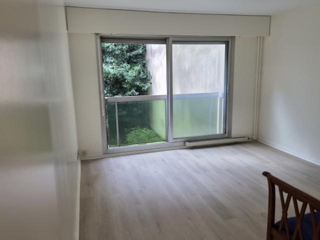 Ternes Maillot St Ferdinand Studio de 29m² exposé Sud Vu
