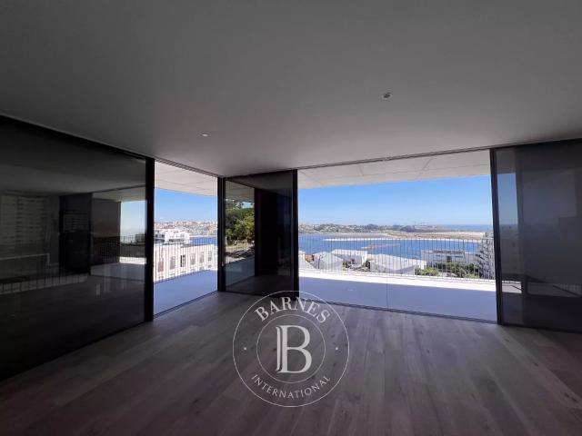 Terraço e vista de rio e de mar