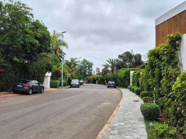 Terrain nu pour villa rue calme et luxueuse