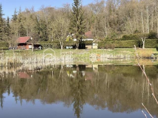 Terrain avec chalets