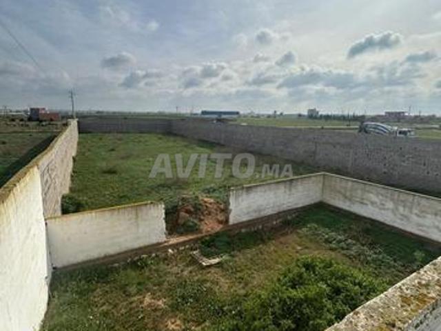 Terrain avec des magasins zone industriel a vendre