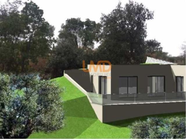 Terrain avec permis et fondations d'une maison
