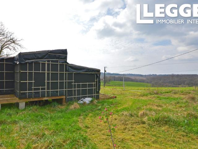 Terrain avec un début de chalet en bois qui peut être finie dans le respect de l'environnement