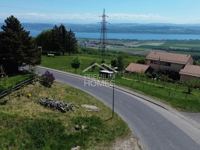 Terrain avec vue sur le lac
