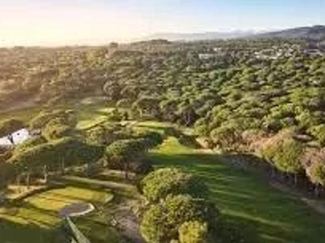 Terrain à Vendre: Un Emplacement Prisé au Calme, Proche des Golfs