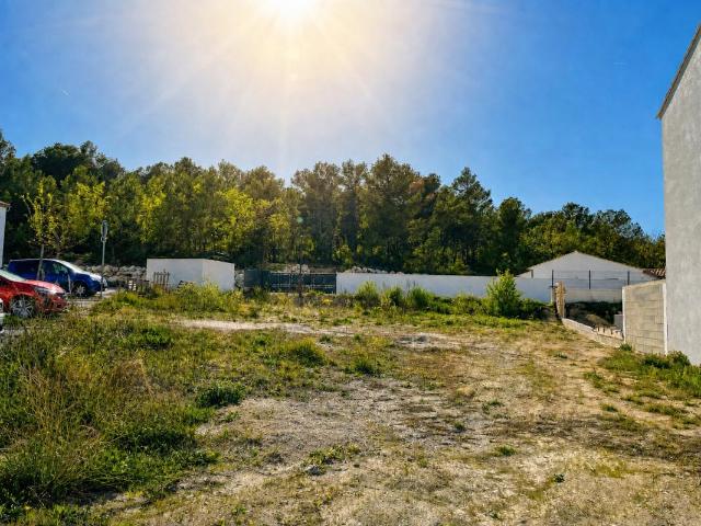 Terrain à bâtir au Puy Sainte Réparade – 558 m² viabilisé à