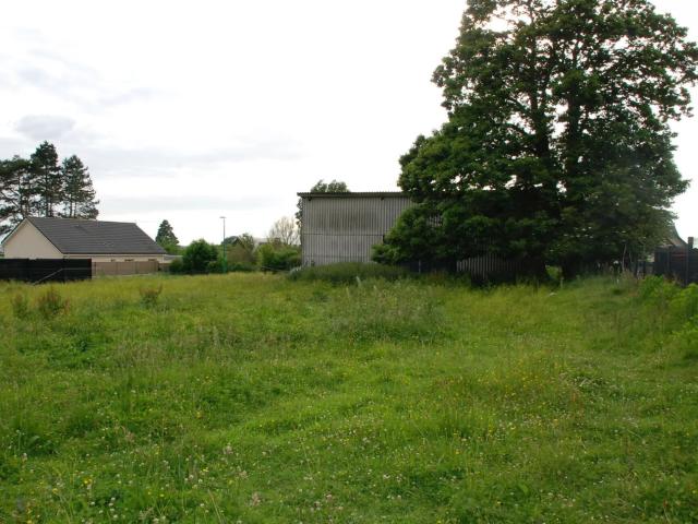 Terrain à bâtir avec grand bâtiment de 120m²