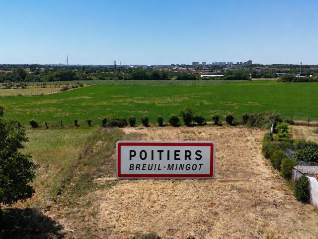 Terrain à bâtir de 1600 m2 dont 500m2 constructible Secteur Breuil Mingot à Poitiers