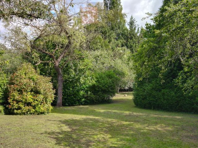 Terrain à bâtir de 2 200 m2 avec façade de 20 mètres