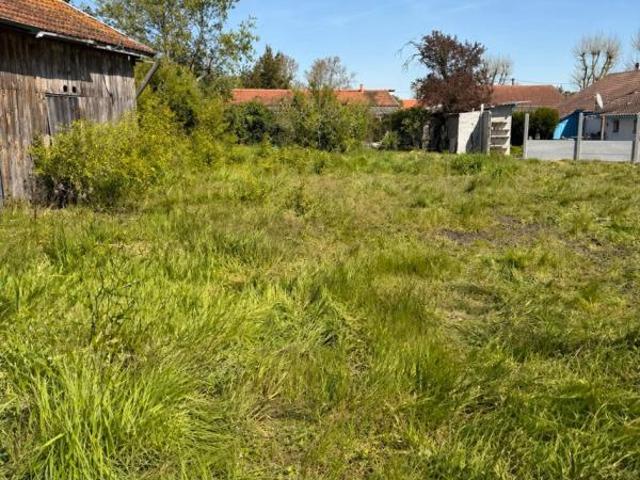 Terrain à bâtir de 352 m² à ARES 33