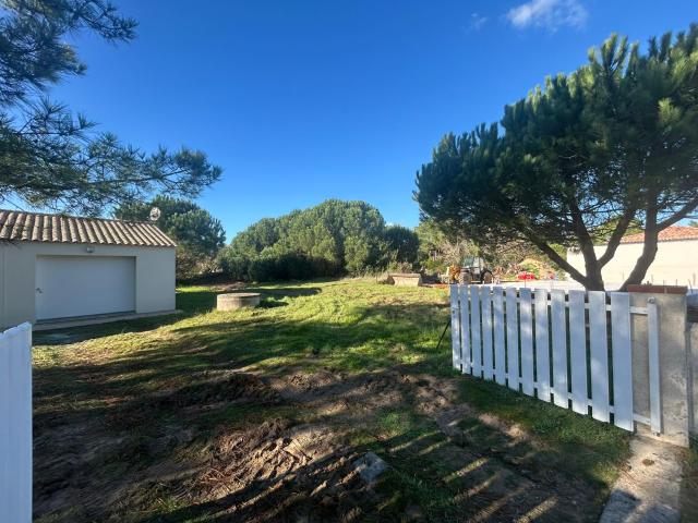 Terrain à bâtir de 492 m2 avec garage à 600 m de la plage