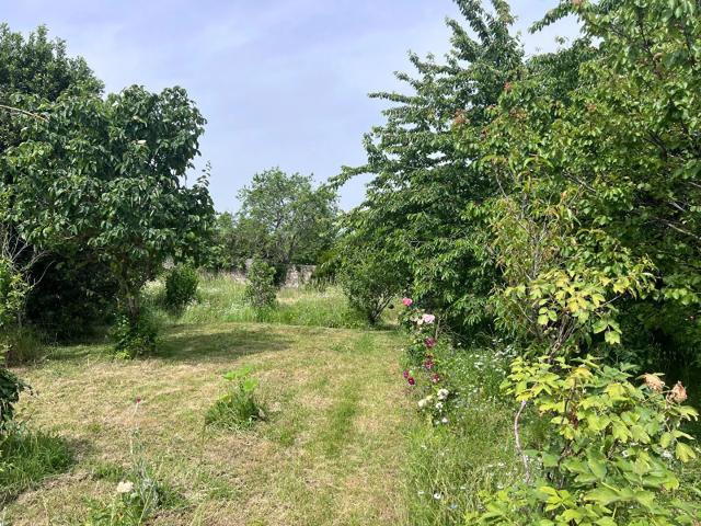 Terrain à bâtir de 526 m² dans un village plein de charme
