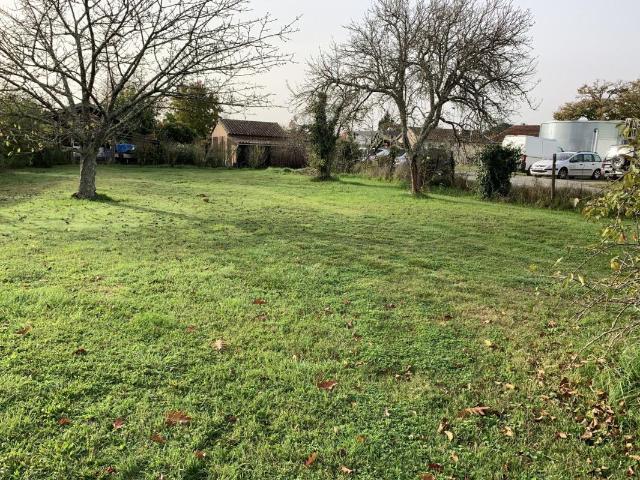 Terrain à bâtir de 605 m² à SOUSSANS 33