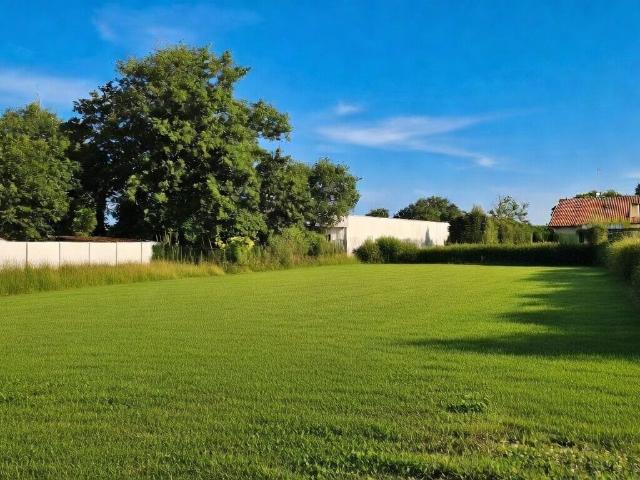 Terrain à bâtir de 600 m² à LANTON 33