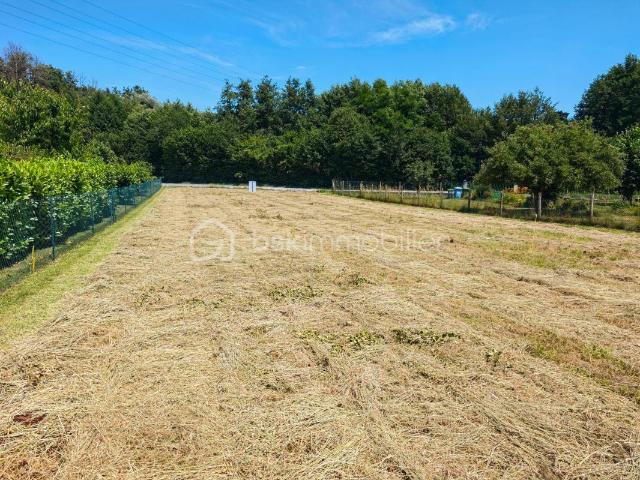 Terrain a bâtir de 600 m², sans vis à vis plat, clos d'un côté