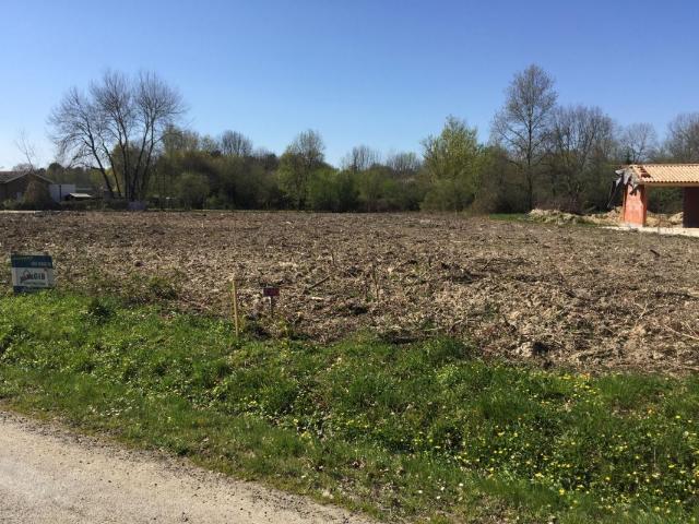 Terrain à bâtir de 638 m² à AMBARES ET LAGRAVE 33