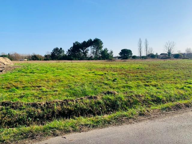 Terrain à bâtir de 630 m² à SAINT SAVIN 33