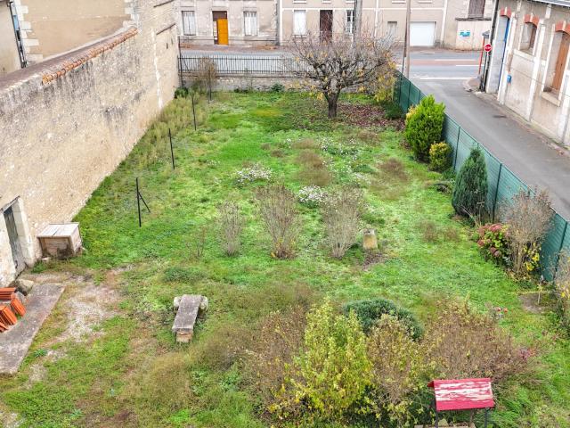 Terrain à bâtir d'environ 250 m2 dans centre bourg